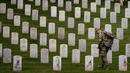 <p>Namun, pada tahun 2022, Administrasi Pemakaman Nasional, sebuah divisi dari Departemen Urusan Veteran, memuji Mary Ann Williams sebagai pencetus "gagasan untuk menaburkan kuburan tentara Perang Sipil-Persatuan dan Konfederasi" dengan bunga. (AP Photo/Andrew Harnik)</p>