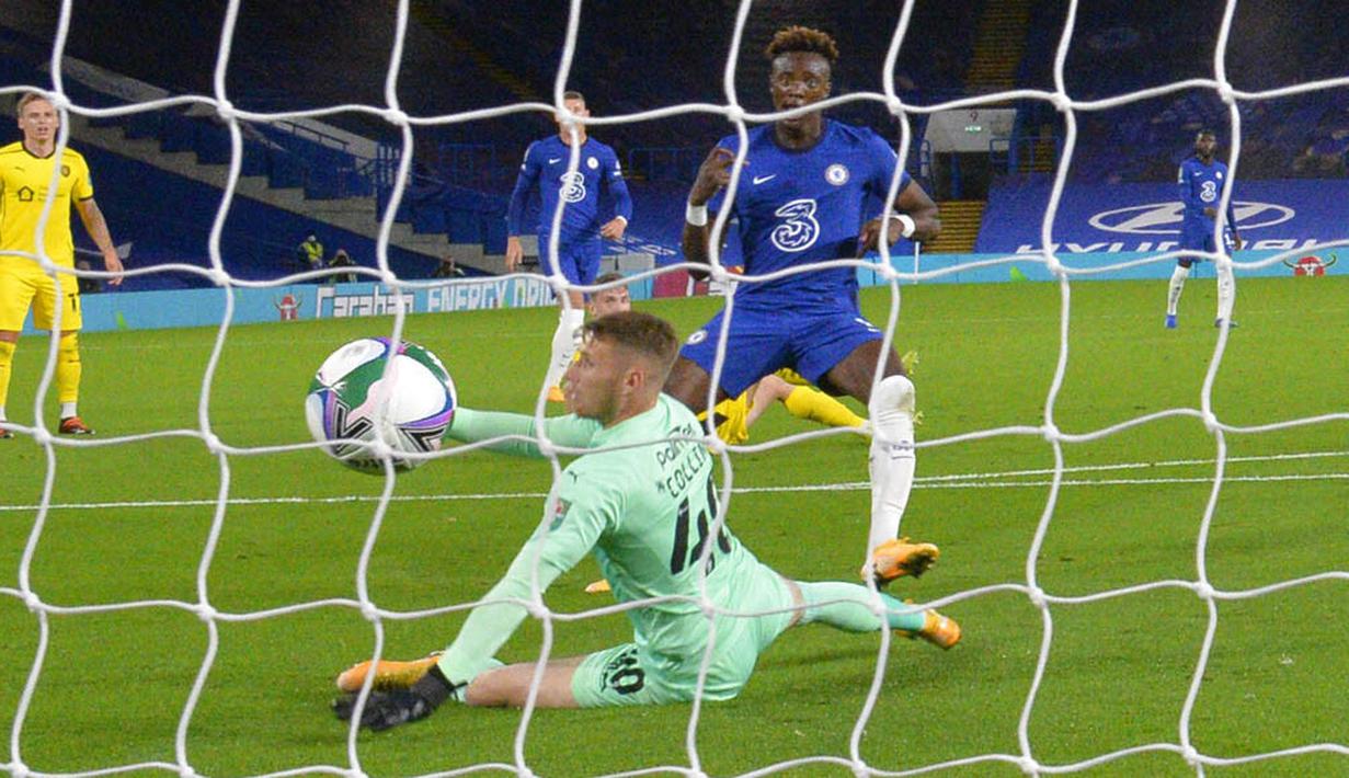 Penyerang Chelsea, Tammy Abraham, mencetak gol ke gawang Barnsley pada laga Piala Liga Inggris di Stadion Stamford Bridge, Kamis (24/9/2020). Chelsea menang dengan skor 6-0. (AP Photo/Neil Hall)