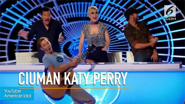 Katy Perry mencium kontestan ajang pencarian bakat, Benjamin Glaze.