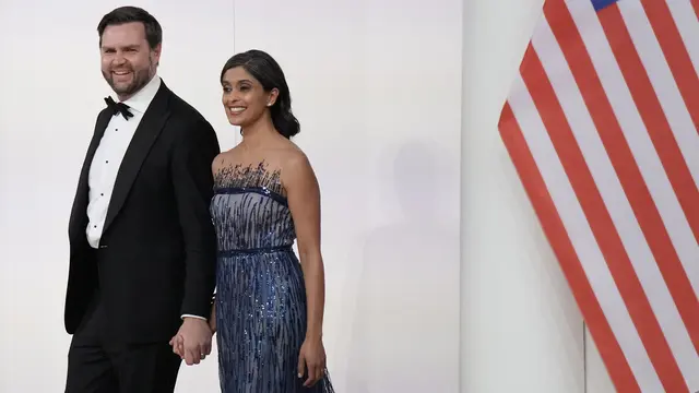 Wakil Presiden JD Vance dan istrinya Usha Vance menghadiri Pesta Komandan Tertinggi pada 20 Januari 2025 di Washington, DC. Presiden Trump menghadiri beberapa pesta pelantikan setelah mengambil sumpah sebagai presiden ke-47. (Dok: Andrew Harnik/AFP)