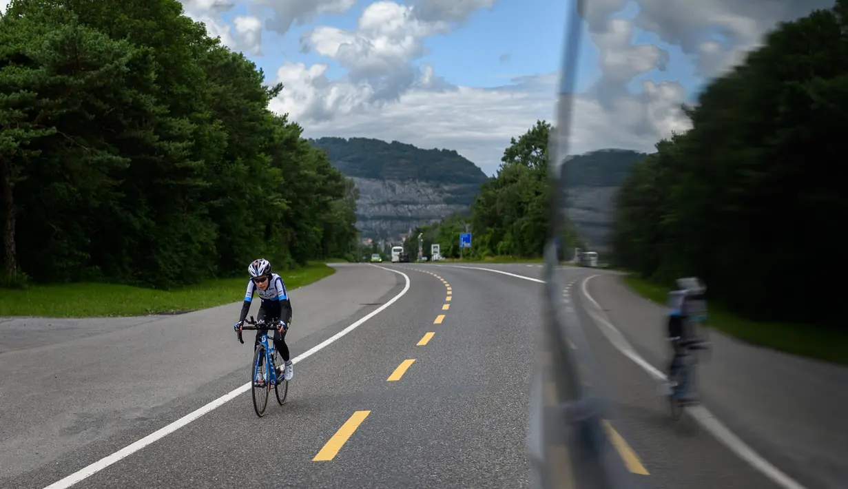 Atlet sepeda Afghanistan Masomah Ali Zada selama sesi pelatihan di World Cycling Center (CMC) di Aigle (1/7/2021). Masomah Ali Zada diserang karena berani mengenakan pakaian olahraga dan mengendarai sepeda di depan umum. (AFP/Fabrice Coffrini)