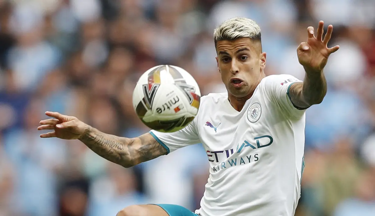 Joao Cancelo. Bek Manchester City berusia 27 tahun ini didatangkan dari Benfica pada 2019/2020. Ia kini memiliki nilai pasar sebesar 55 juta euro. Total 2 musim, ia telah tampil dalam 77 laga dengan mencetak 4 gol dan 6 assist di semua kompetisi. (Foto: AFP/Adrian Dennis)