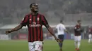 Gelandang AC Milan, Franck Kessie, tertawa saat gol nya dianulir wasit pada laga Serie A di Stadion San Siro, Milan, Sabtu (6/1/2018). AC Milan menang 1-0 atas Crotone. (AP/Luca Bruno)