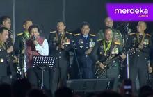 Duet Kapolri-Armand Gigi Getarkan Monas, Dahsyat Petikan Gitar Panglima TNI dan Dewa Budjana