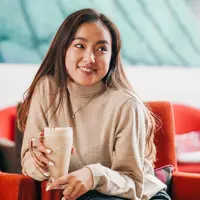 ilustrasi perempuan tersenyum/Photo by Nursultan Bakyt on Unsplash