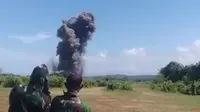 Ledakan dari pemusnahan amunisi tidak layak pakai di wilayah Kecamatan Cibalong, Kabupaten Garut, Jawa Barat, menyebabkan belasan orang meninggal dunia. (Liputan6.com/ Dok TNI AD)