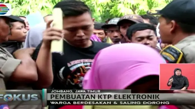 Untuk mencegah kericuhan, Satpol PP amankan pengurusan KTP elektronik di Kantor Dinas Catatan Sipil Jombang, Jawa Timur, Selasa (21/11).