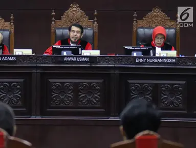 Ketua Mahkamah Konstitusi Anwar Usman (tengah) memimpin sidang uji materi UU KPK di Gedung MK, Jakarta, Senin (30/9/2019). MK menggelar sidang perdana uji materi UU Nomor 30 Tahun 2002 tentang KPK. (Liputan6.com/Angga Yuniar)
