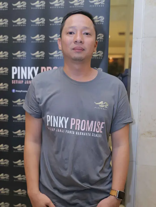 Sejak buah hatinya lahir, sedikit demi sedikit, pemeran dalam film Joblo ini mulai mengurangi kebiasaannya merokok. Bahkan, yang tadinya tiga bungkus sehari berkurang tinggal satu bungkus. (Andy Masela/Bintang.com)