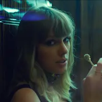 Taylor Swift terlihat minum minuma beralkohol dala video End Game. Namun sepertinya itu adalah whiskey, minuman Old Fashioned yang ia sebut di Getaway Car, lagu lain di album Reputation. (Cosmopolitan)
