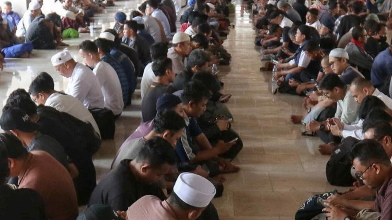 FOTO: Melihat Suasana Nikmat Ratusan Umat Muslim Buka Puasa di Hari Pertama Ramadan di Masjid Istiqlal