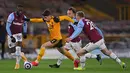 Gelandang Wolverhampton Wanderers, Pedro Neto (tengah) bersaing dengan pemain West Ham United Arthur Masuaku, Mark Noble dan Jarrod Bowen dalam laga Liga Inggris pekan ke-30 di Molineux Stadium, Selasa (6/4/2021) dinihari WIB. West Ham menang 3-2 di markas Wolverhampton (Laurence Griffiths/POOL/AFP)