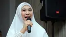 Pemeran Oki Setiana Dewi kembali ke layar lebar. Kali ini, pemeran yang namanya melejit dari film Ketika Cinta Bertasbih itu terlibat di belakang layar. Ia menjadi  executive produser. (Deki Prayoga/Bintang.com)