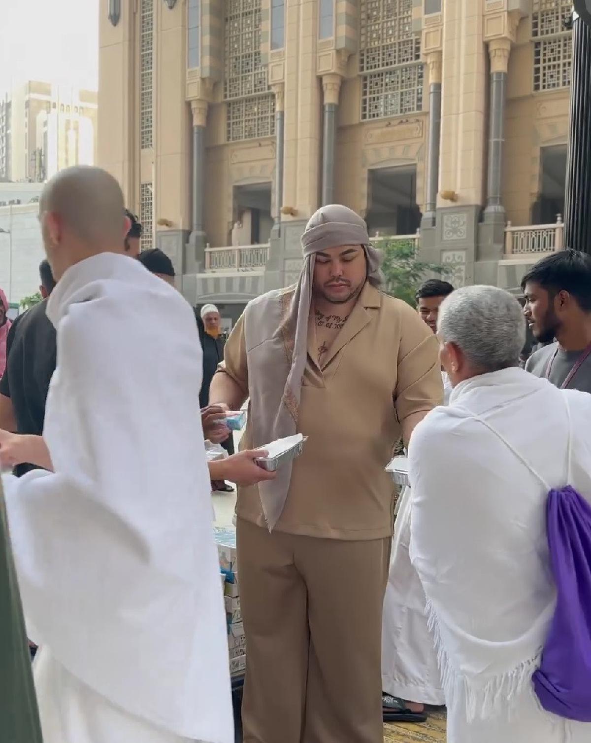 Potret Ivan Gunawan Ajak Karyawan Ikut Umroh, Ungkap Sebagai Perjalanan Spiritual Penuh Berkah