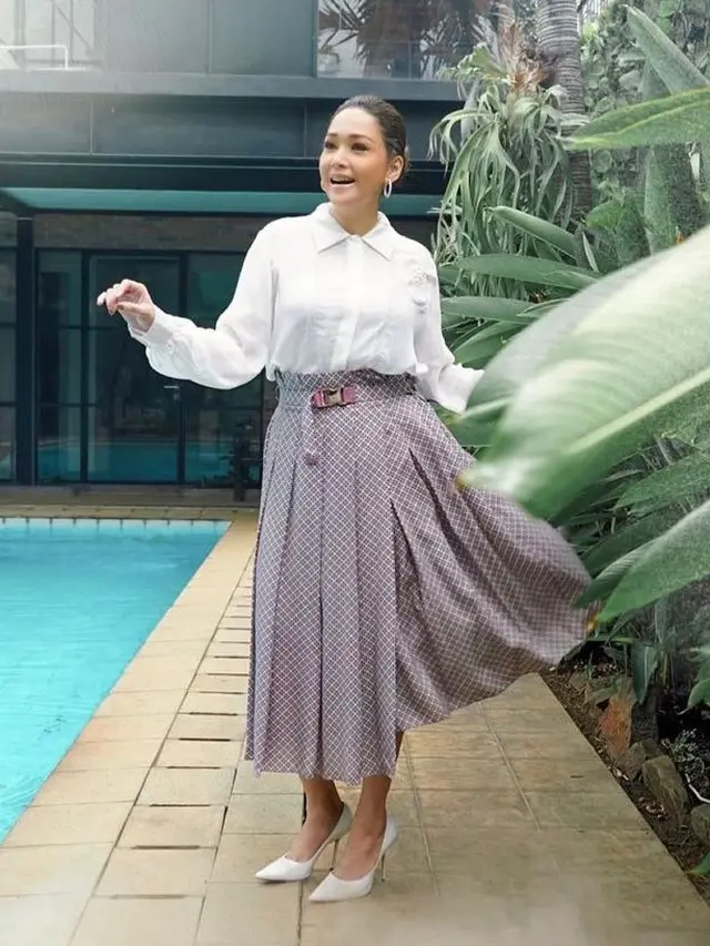 7 Trik Padu Padan Rok Panjang untuk Wanita dengan Tubuh Berisi, dari Clarissa Putri hingga Irish Bella