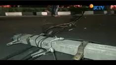 Robohnya tiang listrik ini karena terserempet truk molen yang melaju kencang dari arah Bekasi menuju Jakarta.