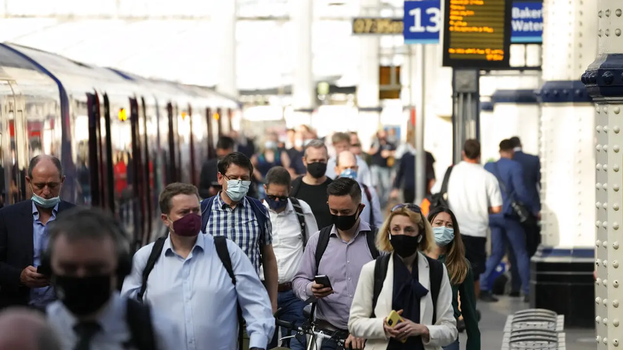 Warga London Wajib Bermasker Walau Inggris Longgarkan Aturan