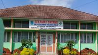 Puskesmas Tanjung Raja Ogan Ilir ditutup sementara, usai belasan pegawainya terkonfirmasi positif Covid-19 (Liputan6.com / Nefri Inge)