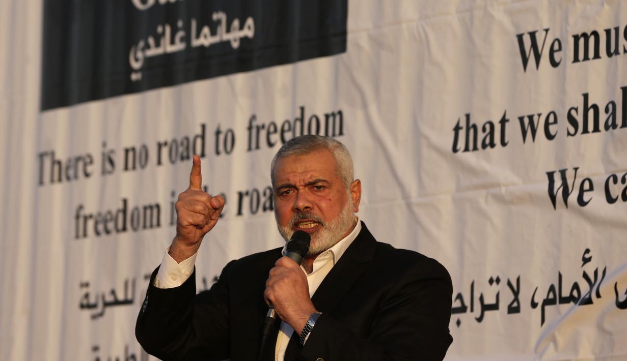 Pemimpin Hamas Ismail Haniya berpidato dihadapan warga Palestina yang sedang melakukan protes di perbatasan Israel-Gaza (9/4). Korban tewas terakhir adalah seorang warga Palestina bernama Awad Kudeyh. (AFP Photo/Mahmud Hams)