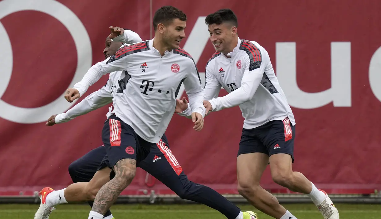 Pemain Bayern Munchen Lucas Hernandez (depan) bersama Marc Roca (kanan) dan Bouna Sarr saat sesi latihan di Munchen, Jerman, Selasa (19/10/2021). Bayern Munchen akan menghadapi Benfica pada pertandingan Grup E Liga Champions pada 20 Oktober 2021 waktu setempat. (AP Photo/Matthias Schrader)