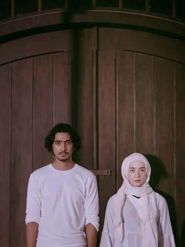 Sering Dikira Single, Ini 6 Potret Manis Arya Saloka dan Sang Istri