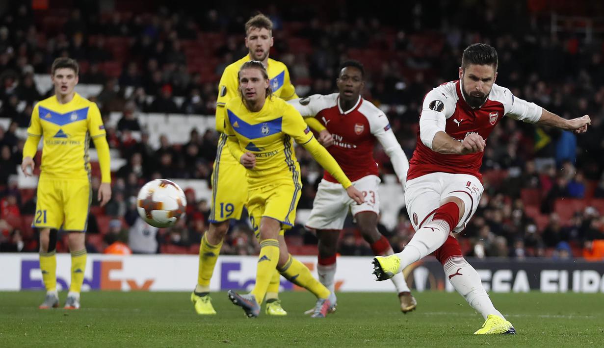 Striker Arsenal, Olivier Giroud, melepaskan tendangan penalti ke gawang BATE Borisov pada laga Liga Europa di Stadion Emirates, Jumat (8/12/2017). Arsenal menang 6-0 atas BATE Borisov. (AP/Kirsty Wigglesworth)