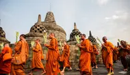 Para bhikku thudong mengelilingi Candi Borobudur dalam rangkaian peringatan Waisak. (dok. InJourney)