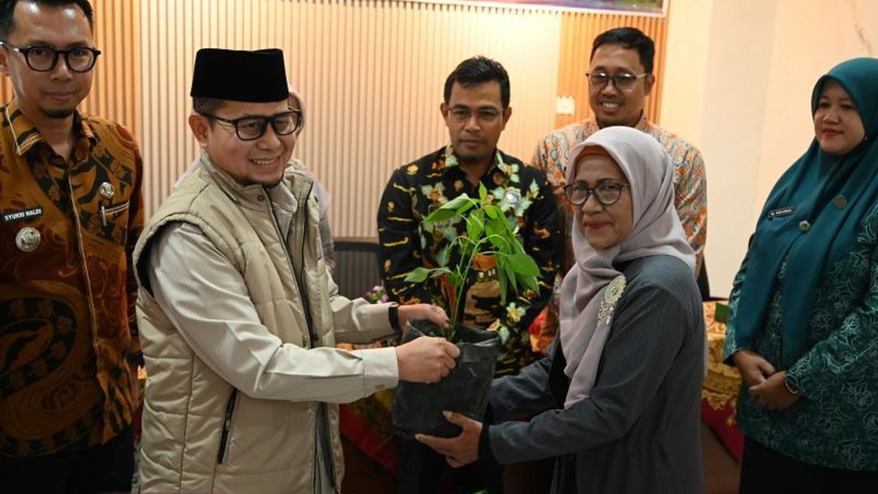 Pemkot Bukittinggi Gencarkan Pembagian Bibit Cabai, Perkuat Ketahanan Pangan dan Tekan Inflasi