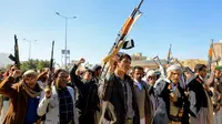 Militan Houthi mengacungkan senjata saat unjuk rasa solidaritas terhadap warga Palestina di Sana'a, ibu kota Yaman yang dikuasai Huothi. (AFP/Mohammed Huwais)