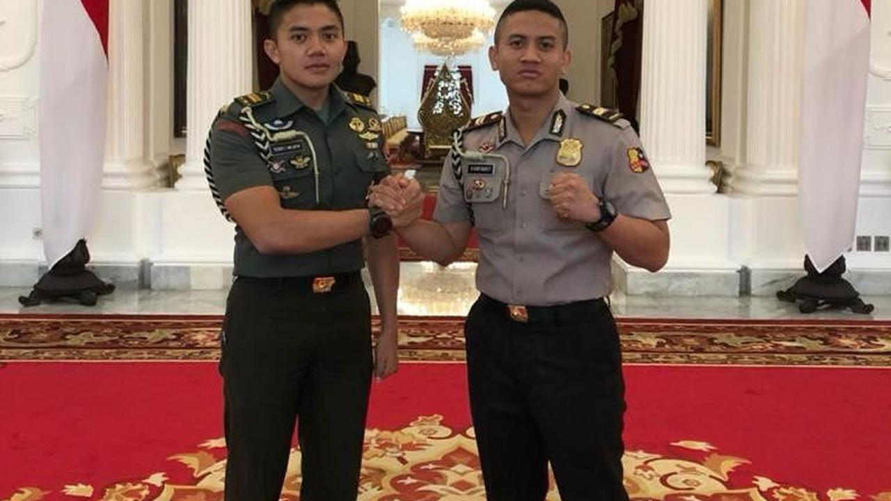 Ada dua foto dalam unggahan tersebut. Di mana salah satunya diambil pada tahun 2016 dan foto lainnya pada tahun 2023. "2016 -> 2023 🇮🇩," tulis Kompol Syarif. <br>