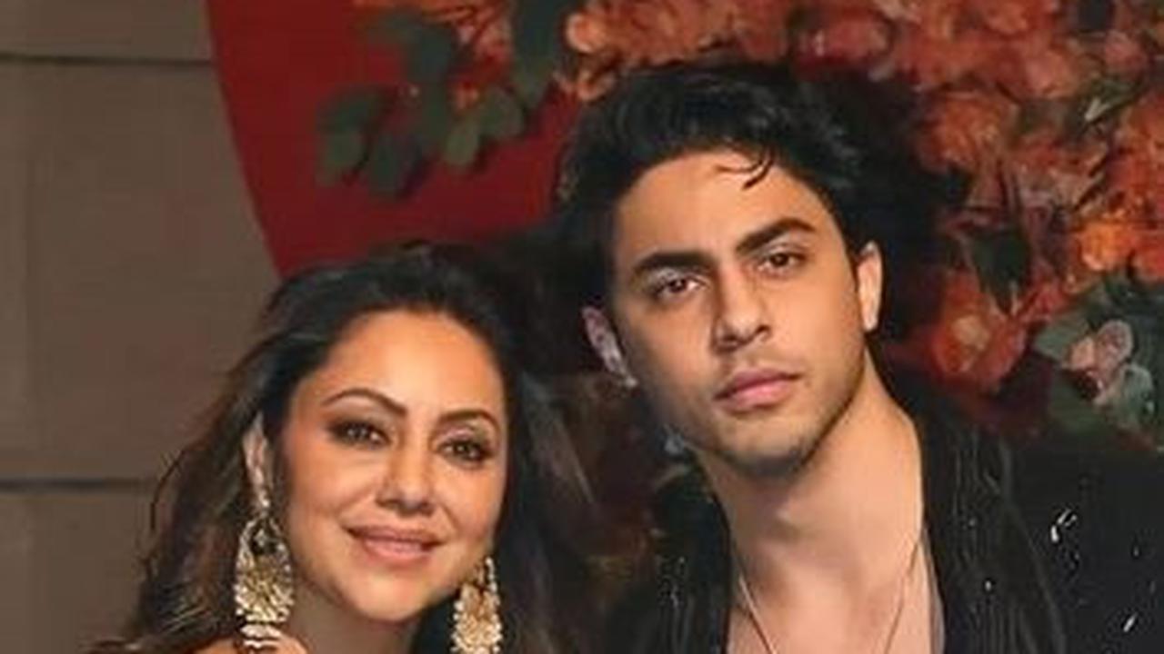 8 Potret Tampan Aryan Khan Anak Shahrukh Khan Pamer Dada Saat Dampingi Ibunda Hadiri Pesta