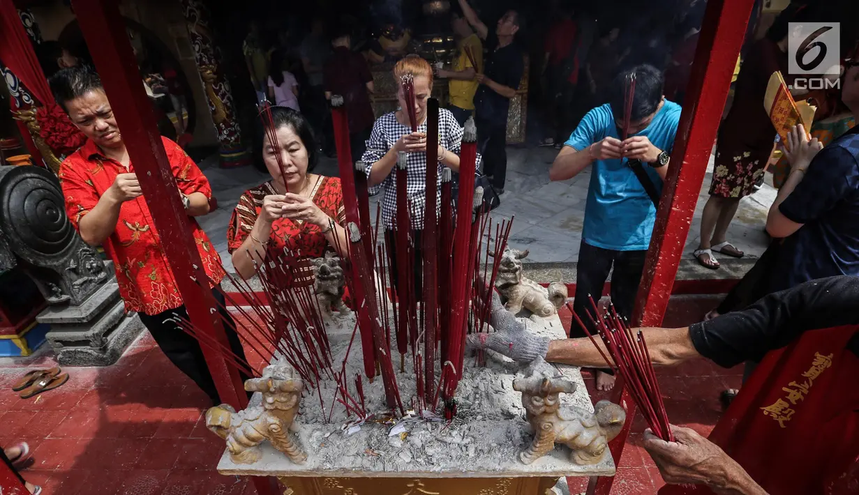 Warga keturunan Tionghoa bersembahyang pada perayaan Tahun Baru Imlek 2570 di Vihara Boen Tek Bio, Pasar Lama, Tangerang, Selasa (5/2). Tahun Baru Imlek 2570 digunakan warga keturunan Tionghoa untuk memanjatkan doa yang baik. (Liputan6.com/Fery Pradolo)