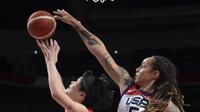 Brittney Griner menahan upaya pemain Jepang di final bola basket putri Olimpiade Tokyo 2020 (AFP)