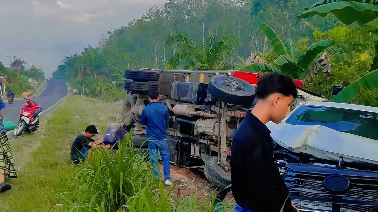 Dua pengemudi Innova di Lampung tewas usai tertabrak truk Colt Diesel saat mengganti ban belakang.