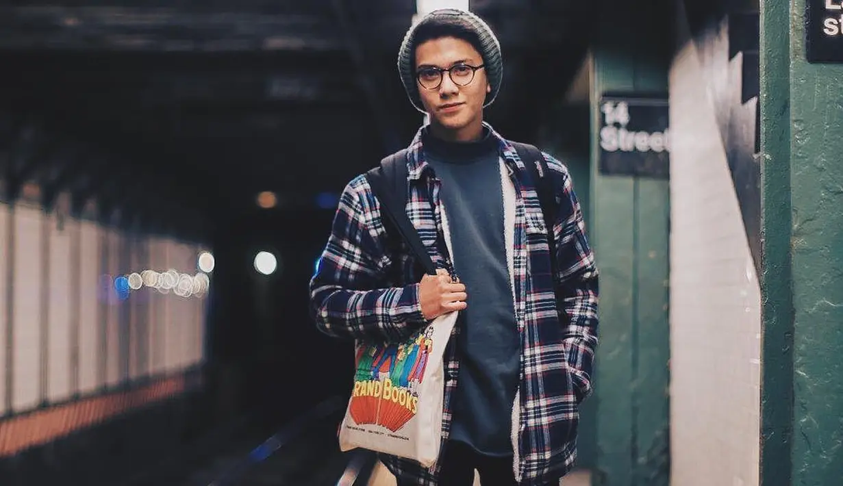 Sebelum menjadi Dilan si Panglima Tempur, Iqbaal sudah memiliki banyak fans wanita. Pasalnya, mantan personel CJR ini punya wajah yang tampan dan pastinya bersuara emas. (Instagram/iqbaal.e)