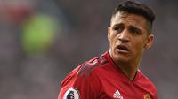 Alexis Sanchez digadang-gadang akan menjadi pemain yang mampu membawa Manchester United kembali ke puncak Liga Inggris. Namun, hal tersebut tak seperti yang direncanakan karena ia jarang dimainkan dan hanya mengoleksi 2 gol dan 4 assist di musim pertamanya. (AFP/Oli Scarff)