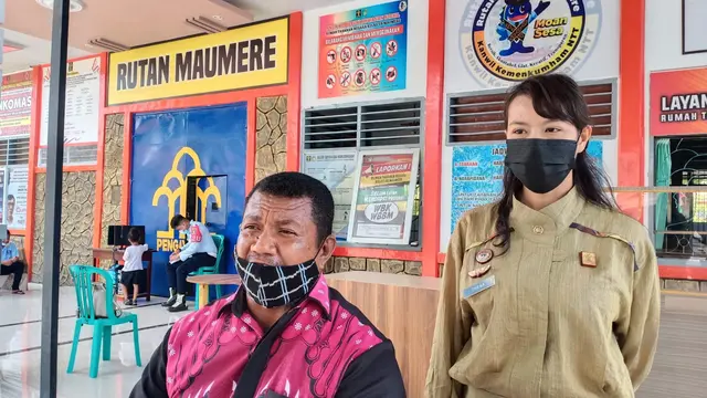 Kepala Rutan Kelas IIB Maumere, bersama Duta Layanan Satu Pintu Rutan Kelas IIB Maumere saat memebreikan keterangan pers. (Liputan6.com/Dionisius Wilibardus)