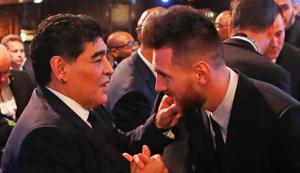 Kebanggaan Maradona ke Messi tidak perlu diragukan lagi. Terlebih kini Messi berhasil menyamai prestasi Maradona dengan sukses raih gelar Piala Dunia 2022. Dua sosok hebat ini menjadi kebanggaan masyarakat Argentina. (Liputan6.com/IG/leomessi)