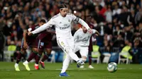 Bek Real Madrid, Sergio Ramos saat mengeksekusi penalti ke gawang Celta Vigo di Santiago Bernabeu, Senin (17/2/2020) dini hari WIB. Skor akhir imbang 2-2. (Foto: Real Madrid)