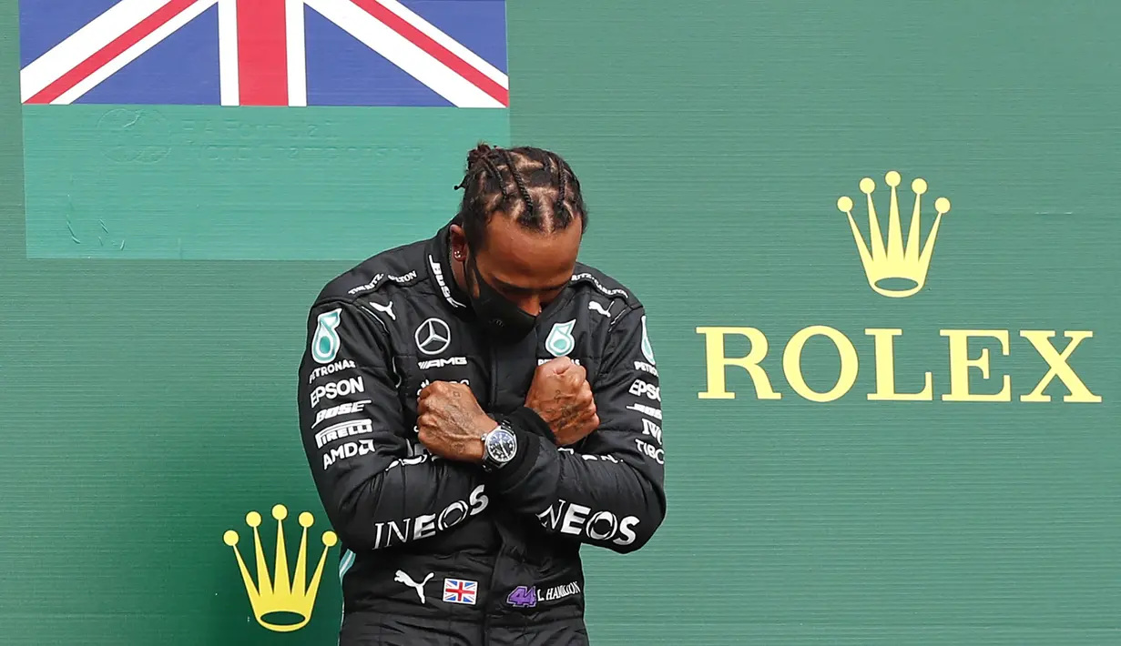 Lewis Hamilton menjadi pebalap aktif yang paling banyak meraih kemenangan di Formula 1 GP Belgia, yaitu pada tahun 2010, 2015, 2017, dan 2020. Catatan itu bahkan hanya kalah dari Ayrton Senna dan Michael Schumacher yang masing-masing pernah meraih 5 dan 6 kemenangan. Pada kemenangan terakhirnya, Hamilton berpose 'salam Wakanda' di atas podium untuk mengenang kematian aktor film Black Panther, Chadwick Boseman. (AFP/Francois Lenoir)