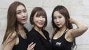 Tiga orang gadis ring One Championship berpose saat sesi foto di Hotel Century, Jakarta, Jumat (18/1). Ketiganya akan bertugas pada gelaran One Championship di Istora Senayan pada Sabtu (19/1) besok. (Bola.com/Vitalis Yogi Trisna)