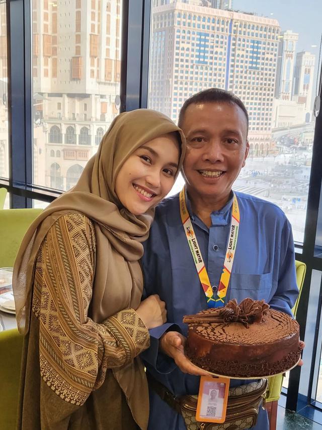 6 Momen Kejutan Ulang Tahun Ayah Ayu Ting Ting, Dirayakan di Tanah Suci