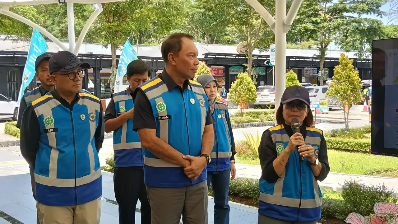 Direktur Utama PT Jasamarga Related Business Netty Renova di Rest Area Km 88A Tol Cipularang, Kabupaten Purwakarta, Jawa Barat, Kamis (12/3/2026). (Liputan6.com/Maulandy)