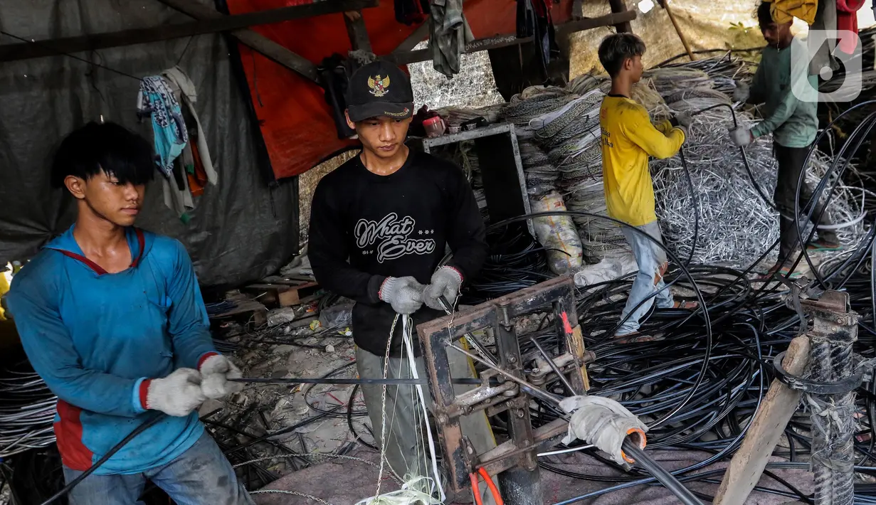 Sayangnya, harga jual hasil daur ulang ini sedang anjlok dari biasanya Rp 4.000/kg menjadi Rp 2.000/kg. (Liputan6.com/Angga Yuniar)