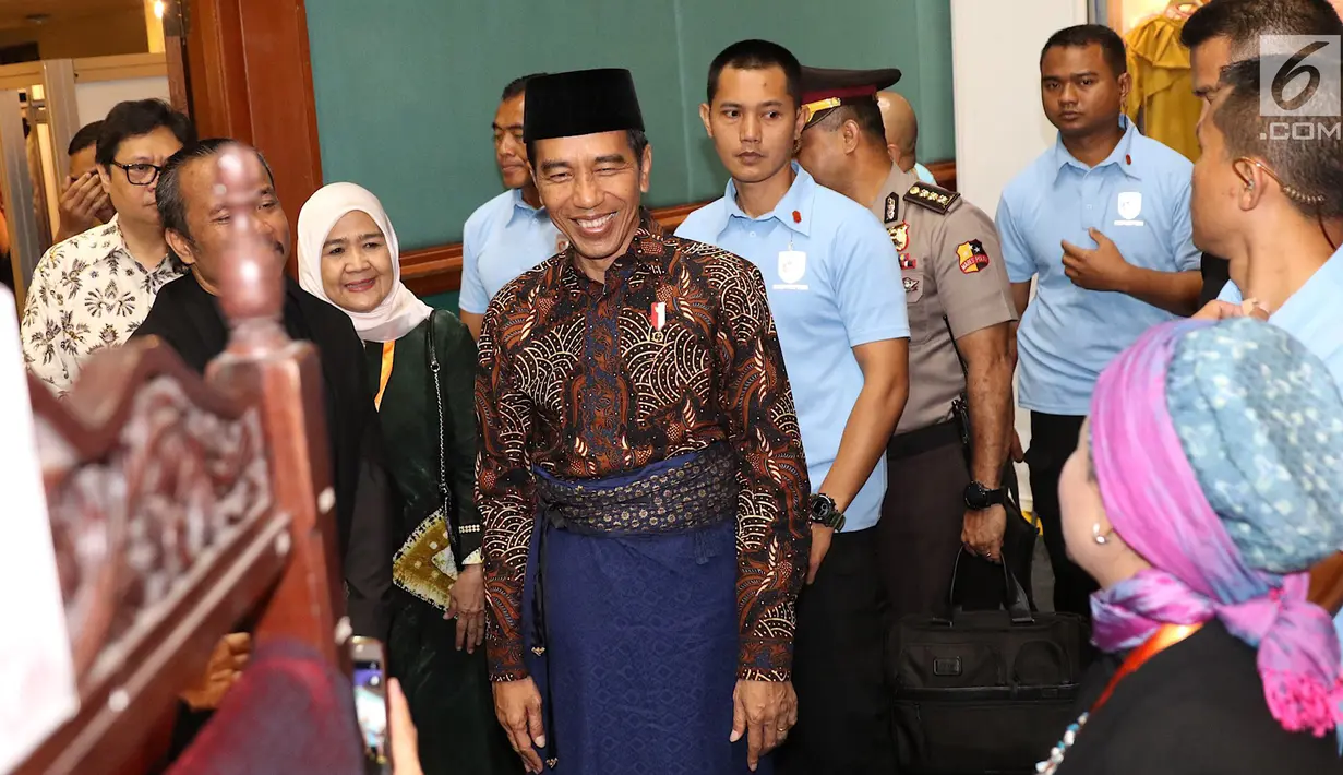 Presiden Joko Widodo atau Jokowi menyapa pengunjung saat menghadiri pembukaan Muslim Fashion Festival (Muffest) Indonesia Tahun 2018 di JCC, Kamis (19/4). (Liputan6.com/Immanuel Antonius)