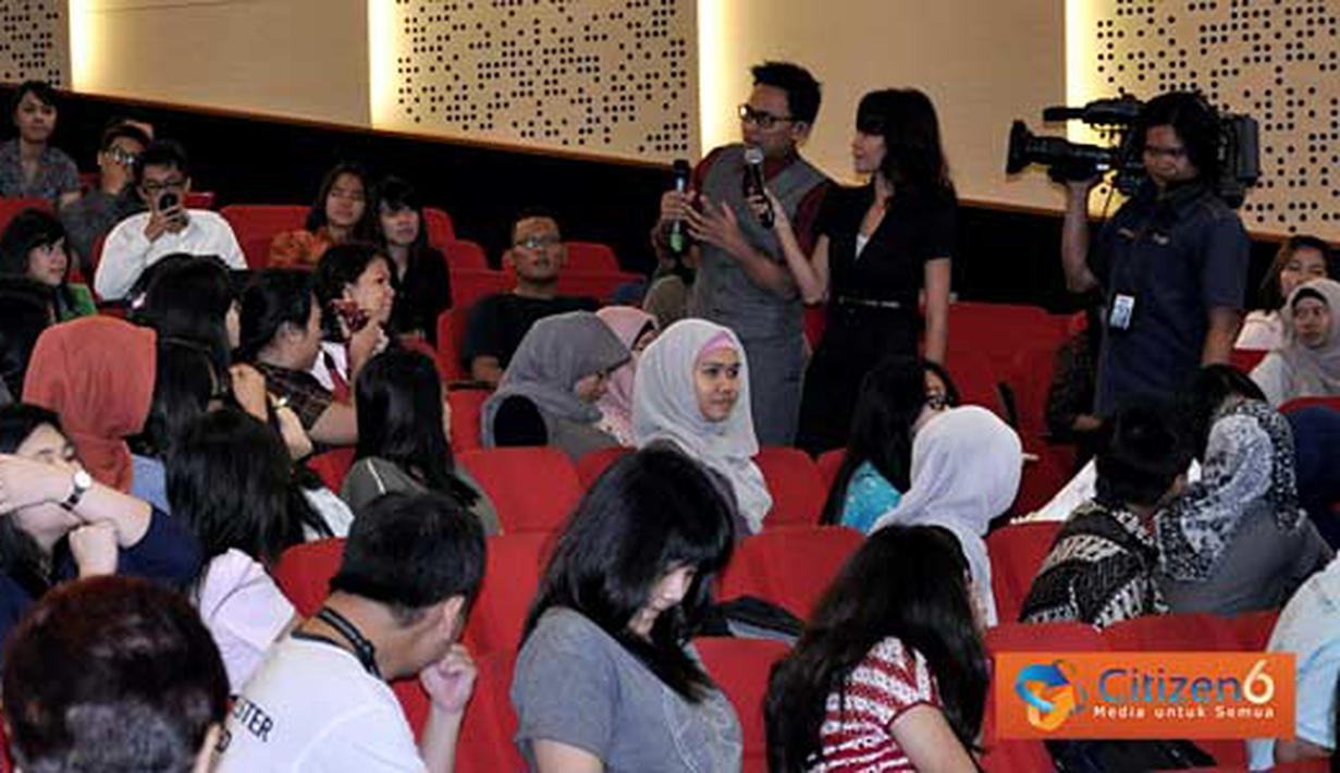 Citizen6, Jakarta: Presenter Liputan6 SCTV, Muhammad Achir dan Anastaya Putri dalam persiapan siaran langsung Liputan6 Siang pada ajang SCTV Goes to Campus, Kamis (1/3). (Pengirim: Agung Binarko)
