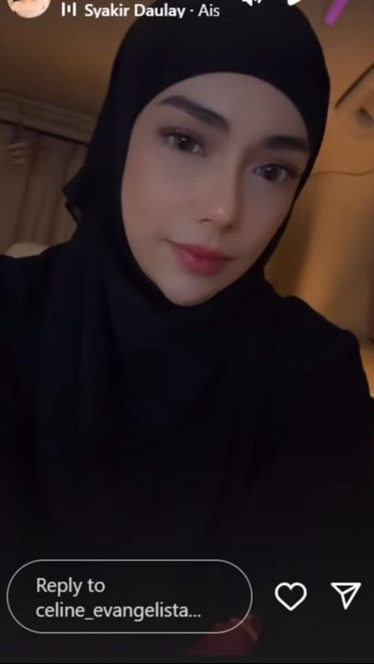 Dalam unggahan itu Celine tak menambahkan keterangan apapun. Namun dia terlihat cantik dengan penampilannya tersebut.