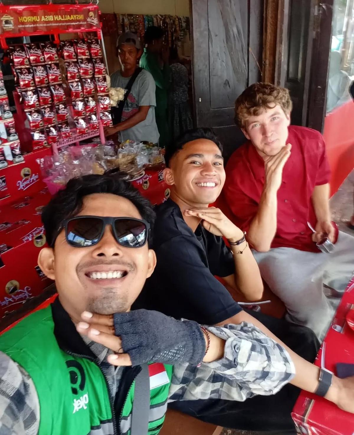 Bukan di Kafe, Marselino dan Ole Romeny Keciduk Pengemudi Ojol Nongkrong di Warkop, Begini Gayanya