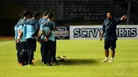 Pelatih Timnas Indonesia U-19, Indra Sjafri (kanan), memberikan instruksi kepada anak didiknya jelang latihan di Stadion GBK Jakarta, (6/5/2014). (Liputan6.com/Helmi Fithriansyah)