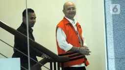 Wali Kota nonaktif Medan, Tengku Dzulmi Eldin bersiap menjalani pemeriksaan di gedung KPK, Jakarta, Senin (13/1/2020). Dzulmi Eldin kembali diperiksa KPK seabagai tersangka dalam kasus penerimaan suap dari Kepala Dinas PUPR Kota Medan Isya Ansyari. (merdeka.com/Dwi Narwoko)